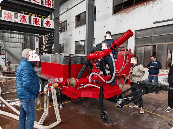 Het aangepaste monster van de brandschuimmonitortrailer is voltooid.