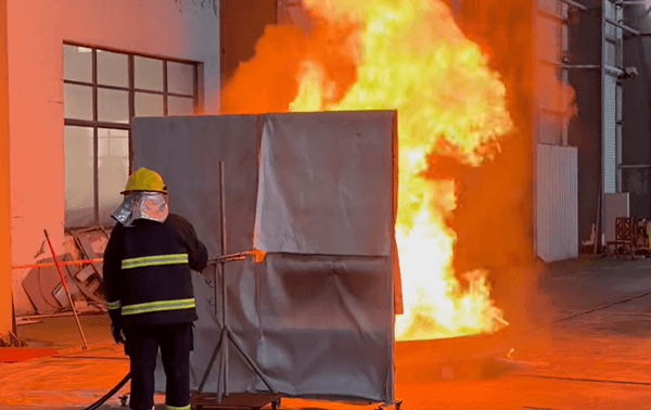 3% FFFP-schuimconcentraat oliepanbrandtest: brand gedoofd in 1 minuut en 15 seconden 3% FFFP-schuimconcentraat oliepanbrandtest: brand gedoofd in 1 minuut en 15 seconden